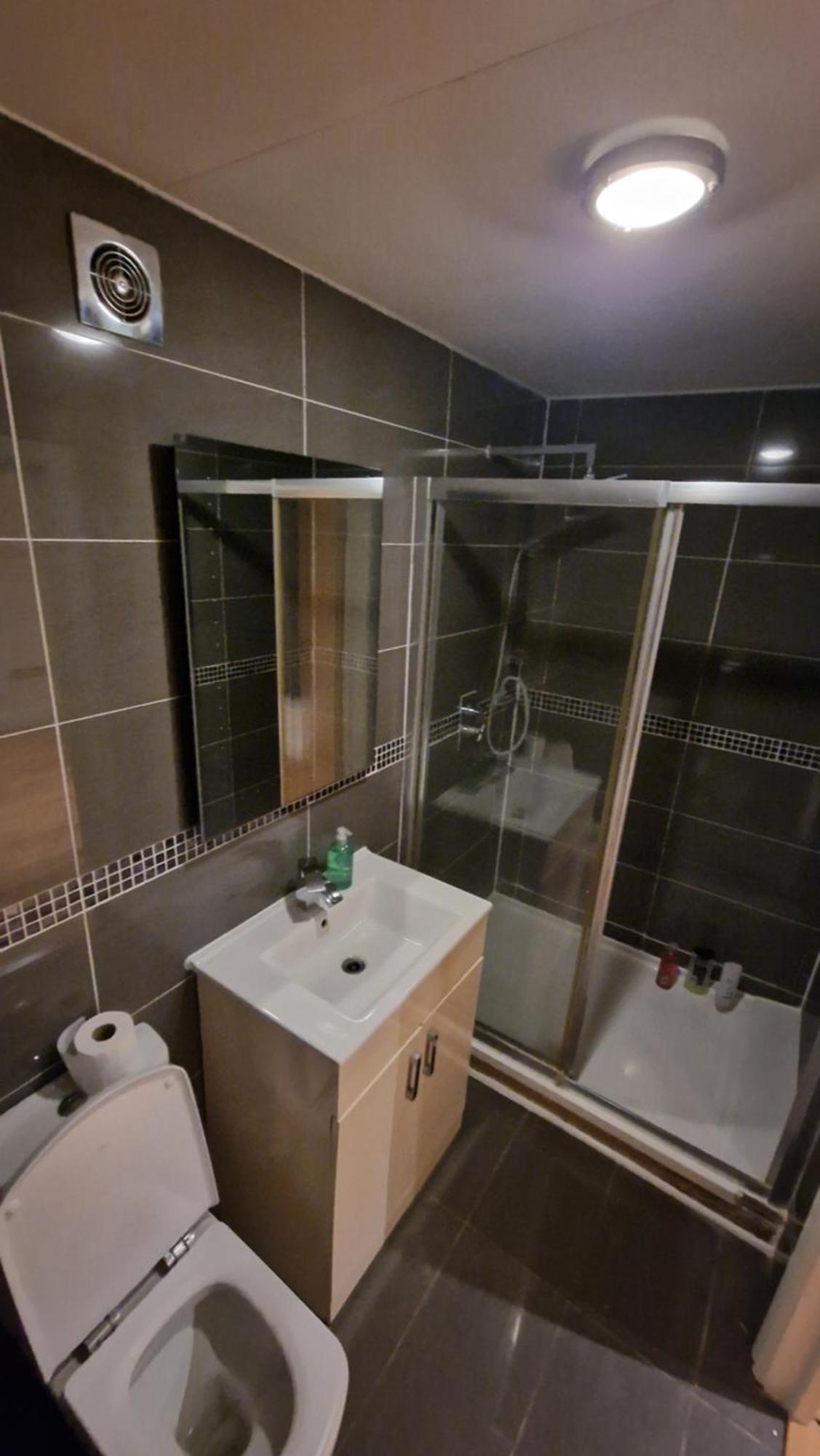 Comfort Sleep - Rooms With Shared Facilities ويندسور المظهر الخارجي الصورة