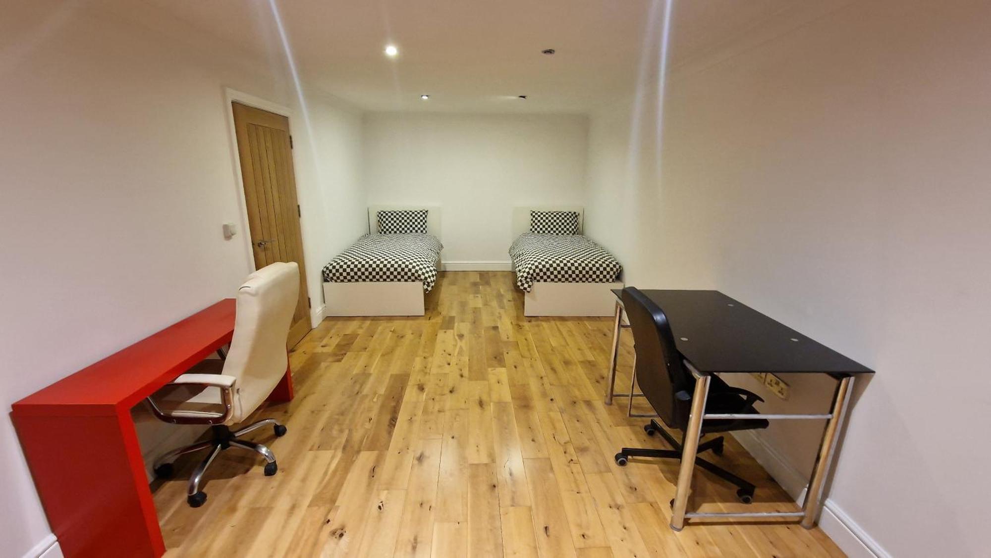 Comfort Sleep - Rooms With Shared Facilities ويندسور المظهر الخارجي الصورة